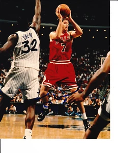CHICAGO BULLS TONI KUKOC SIGNED DRIVING LANE VS SHAQ 8X10 - Picture 1 of 1