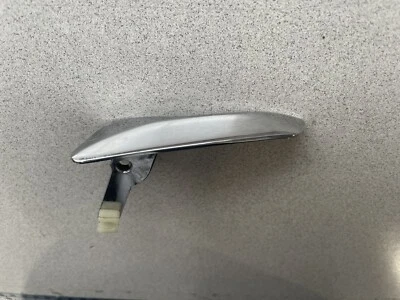 Mercedes-Benz ML320 1998-2003 ~ MANIJA DEL PANEL DE LA PUERTA IZQUIERDA ~ A2027660124 ~ PIEZA OEM Foto 1 de 3