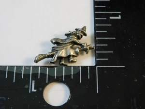 HALLOWEEN WITCH RIDING A BROOM PIN - Picture 1 of 2
