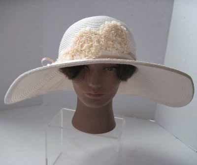 Sombrero para mujer estilo aleta Kentucky Derby beige apliques florales ala ancha nuevo Foto 1 de 4