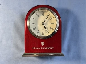 INDIANA UNIVERSITY ALARM QUARTZ DOME MANTLE ROSEWOOD CLOCK 5.25”x4” - Foto 1 di 6
