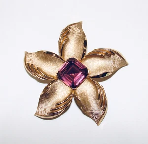 PIN BROCHE KTF CORONA TRIFARI PÚRPURA ESTRÁS FLOR CEPILLADO TONO DORADO - Imagen 1 de 7