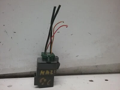 Реле предохранителя под капотом 1998-2002 Mazda 626 - Изображение 1 из 4