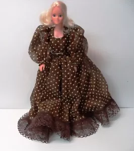 DE COLECCIÓN BARBIE/CLON CON ""K"" EN LA ESPALDA, RUBIA, CON VESTIDO - Imagen 1 de 10