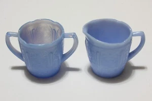 Juego de crema y azúcar de vidrio Jeanette vintage diseño de flor de cerezo azul delfito - Imagen 1 de 4