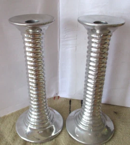 Set 2 candelabri vintage Wilton 9" spirale conica peltro argento base tonda - Foto 1 di 5