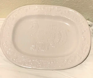 "Plato grande de plato de pavo Martha Stewart Forest Grove blanco en relieve 18""" - Imagen 1 de 5