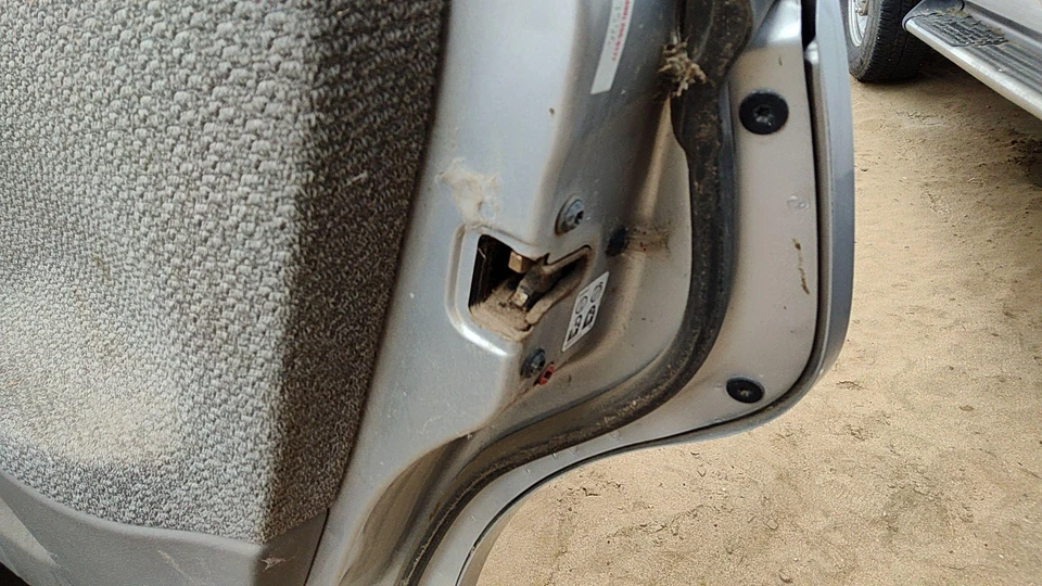 Pestillo de puerta trasera derecha Saturn L100 2000-2005 pasajero con varillas/cables trasero OEM Foto 1 de 4