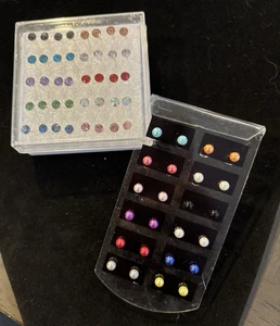 Lotto 48 paia orecchini donna a perno - stile cristallo e perle multicolore - nuovi - Foto 1 di 5