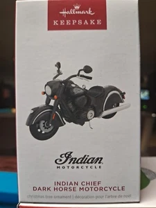 2024 Hallmark Keepsake ornamento capo indiano cavallo scuro moto nuovo con scatola spedizione gratuita - Foto 1 di 1