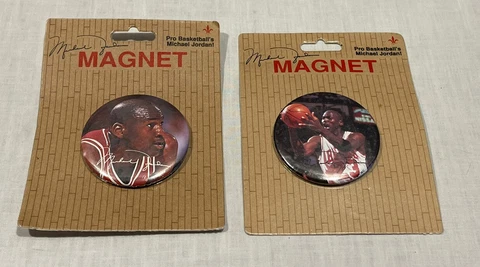 2 NOS VINTAGE MICHAEL JORDAN CHICAGO BULLS COLLECTIBLE ROUND BUTTON MAGNETS Cover