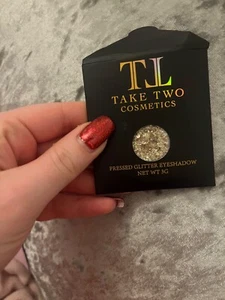 gold eyeshadow - Picture 1 of 3