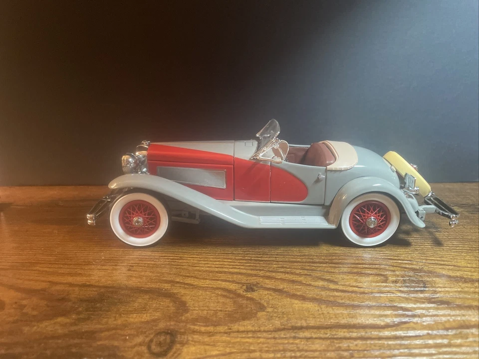 DANBURY MINT 1/24 SCALE - 1935 DUESENBERG SSJ - GREY / RED W/CASE - Image 1 of 2