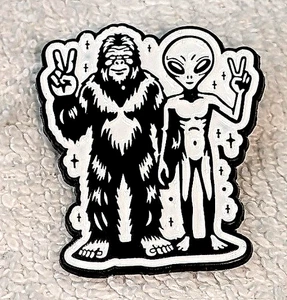 Alien Sasquatch Pin Badge Mysterious UFOs Unknown Funny Unusual Retro Roswell US - Bild 1 von 5