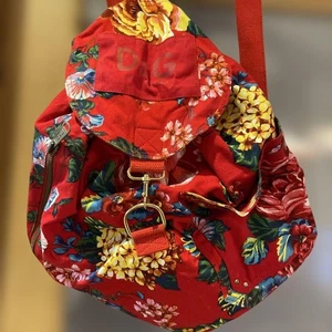 Mochila grande roja Dolce&Gabbana para mujer con patrón floral casi sin usar elegante de lujo - Imagen 1 de 15