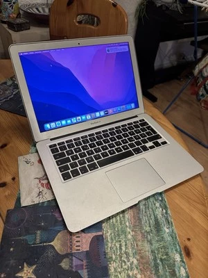 13“ Apple MacBook Air mit macOS Monterey - Bild 1 von 2