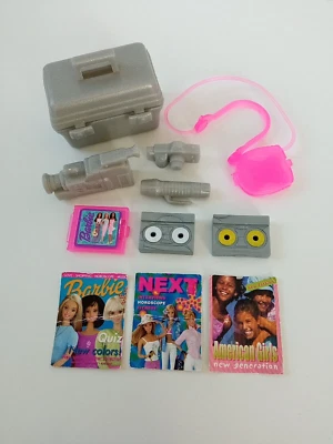 Lot d'accessoires Barbie Mattel vintage, caméra, baladeur CD, magazines - Immagine 1 di 3