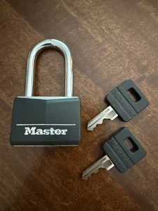 MASTER LOCK STRAPAZIERFÄHIGES WETTERFESTES KÖRPER-VORHÄNGESCHLOSS mit 2 SCHLÜSSELN - Bild 1 von 9