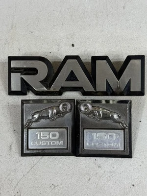 81-93 DODGE RAM D150 ROYAL SE GUARDABARROS EMBLEMAS INSIGNIA FABRICANTE DE EQUIPOS ORIGINALES 3 PIEZAS  Foto 1 de 4