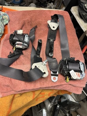 Jeep Compass Patriot 2011-2016 negro diestro y diestro cinturón de seguridad retractores y hebillas OEM Foto 1 de 4