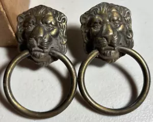 PAIR OF VINTAGE ANTIQUE OLD BRASS LION’S HEAD DRAWER PULLS HANDLES - Picture 1 of 5