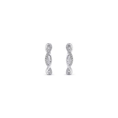 Huggies de diamantes retorcidos de 15 mm de oro blanco de 14 quilates Gabriel & Co. Foto 1 de 4