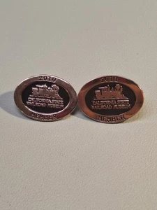 2 PINS MIEMBROS DEL MUSEO DEL FERROCARRIL DEL ESTADO DE CALIFORNIA 2010 Y 2011 UNO ES TONO PLATEADO - Imagen 1 de 3