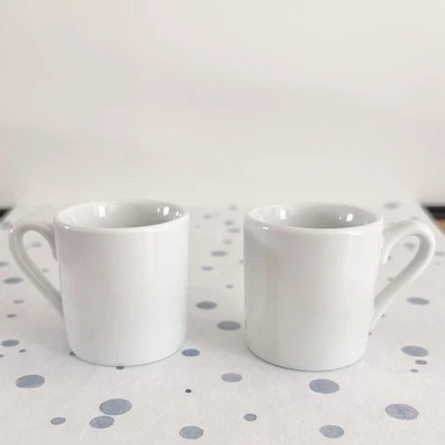 Usado en excelente estado 2 tazas de café espresso Sur La Table porcelana blanca Demitasse de 2" de alto Foto 1 de 4
