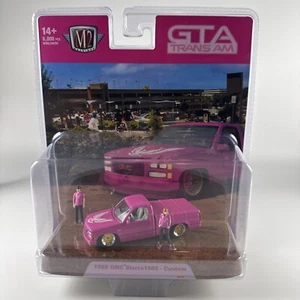 2024 M2 Machines Diorama Pink & Gold 1988 GMC Sierra 1500 Custom GTA Trans AM - Bild 1 von 15