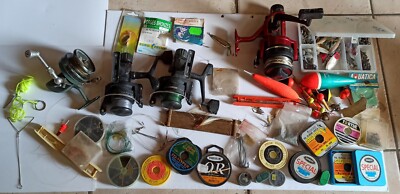 Boîte En Bois Avec Matériel De Pêche Ancien (moulinet, Plioirs, Flotteurs) - Occasion