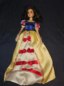 Muñeca de porcelana de recuerdos coleccionables llave de latón Blancanieves princesa Disney 2009 - Imagen 1 de 13
