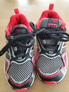 New Balance 695 Kinder 8 1/2 schwarz & rot EUC KJ695BRI Kleinkind - Bild 1 von 4