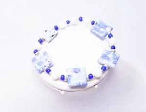 Bracciale con perle in pietra sintetica forma quadrata - Foto 1 di 4