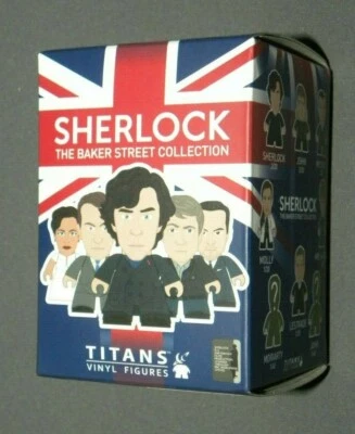 Figura Titán Exclusiva de Vinilo BBC Deerstalker Sherlock Titans NYCC Foto 1 de 2