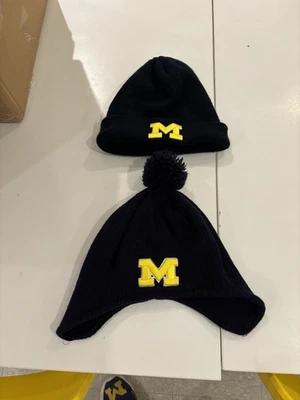 DOS sombreros de invierno tejidos JUVENTUD de la Universidad de Michigan Wolverines. Excelente estado. Foto 1 de 4