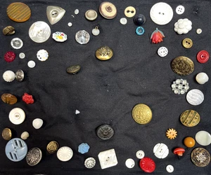 Antiguo Antiguo Antiguo Lote Colección 60 Botones Raros Cosidos en Base de Tela - Imagen 1 de 24