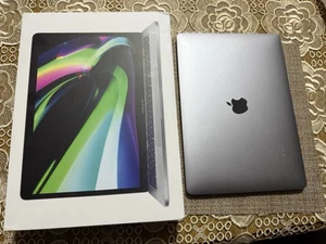 Apple MacBook Pro 2019 W/Touch Bar, Core i5 1.4 GHz, And USB Adapter Bundle - Afbeelding 1 van 8