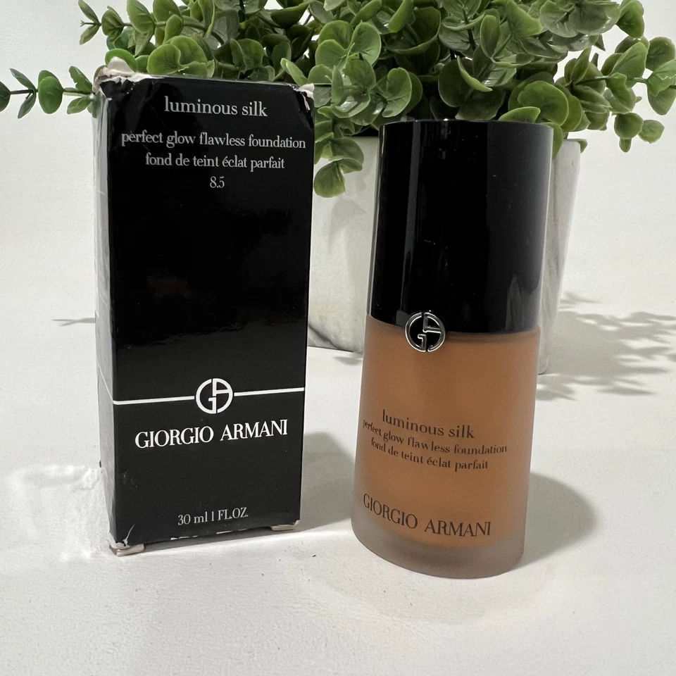 Giorgio Armani Luminous Silk Perfect Glow Flawless Foundation -8.5- 30ml/1fl.oz - Image 1 of 4