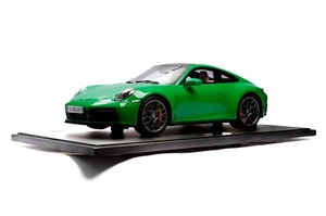 Porsche 911 (992) CARRERA 4S python green 2020 1:8 - LIMITED EDITION - Foto 1 di 13