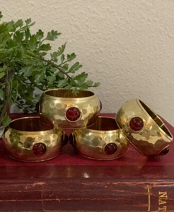 Vintage gehämmertes massives Messing roter Edelstein 4er Set Serviettenringe - Bild 1 von 6