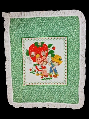 Edredón de pastel de fresa hecho a mano de la década de 1980 + pastel de arándanos con verde•{45" X 36"}• Foto 1 de 4