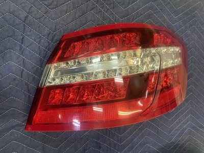 Lâmpada traseira externa traseira direita do lado do passageiro Mercedes W212 E63 AMG 10-13 fabricante de equipamento original - Imagem 1 de 4