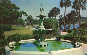 Postal Fountain at Lake Eola Orlando Florida - Imagen 1 de 2