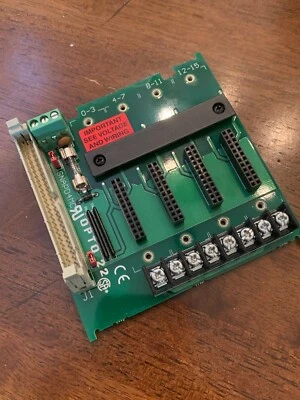 Rack de 4 módulos serie SNAP D4MC con bloque de terminales adicional para cableado de campo Foto 1 de 4