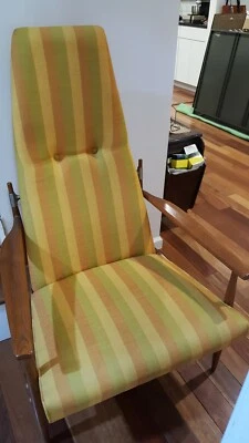 Silla original Peter Hvidt danesa MCM con detalles de teca Foto 1 de 4