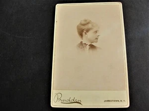Foto de gabinete de mujer de 1890 por fotógrafos de estudio Prudden, Jamestown, Nueva York - Imagen 1 de 2