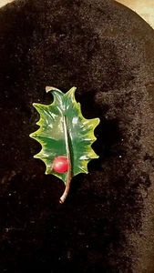 VINTAGE GERRYS ENAMEL HOLLY BERRY SIGNED PIN FREE SHIPPING - Picture 1 of 3