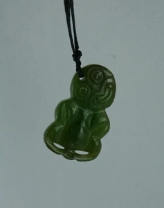 Maori Jade Carving aus Neuseeland Hei Tiki Nephrit Jade Glücksbringer - Bild 1 von 4