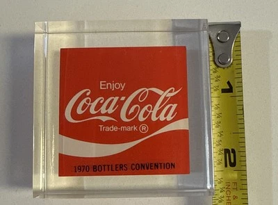 Pisapapeles Clear Coca-Cola Corporation 1970 Bottlers Convention 2 1/4 x 2 1/4 Foto 1 de 2