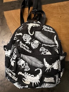 ZAINO PICCOLO BROKEN PROMESSE TESCHIO ROSA SCORPIONE 9" X 11" - Foto 1 di 7